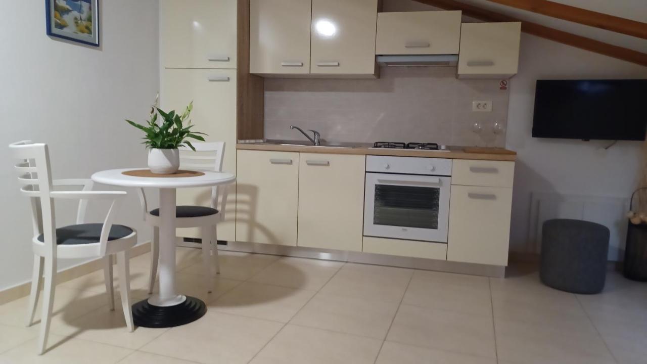 Apartmani Amra Novi Vinodolski Buitenkant foto